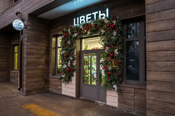 Реализованное оформление: Компактное обрамление дверного проёма